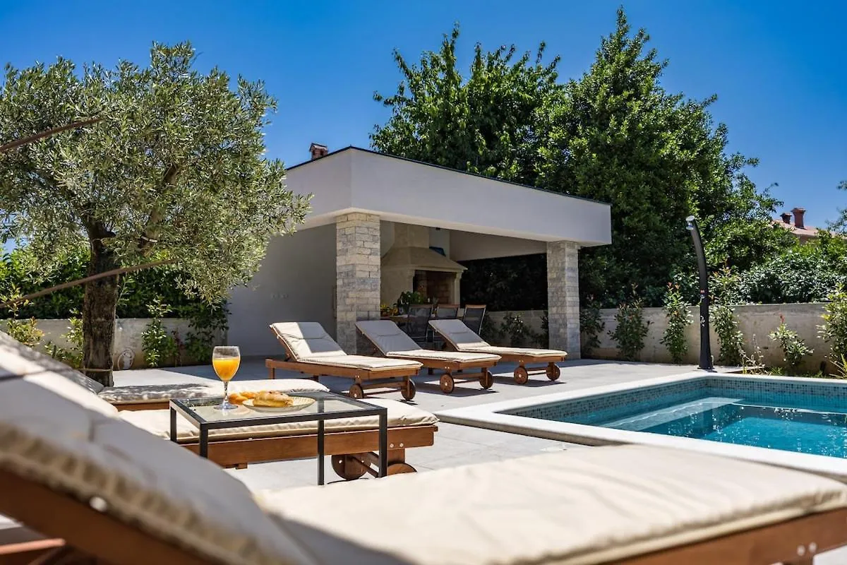 Villa Chiara, Neubau-Ferienhaus Pula-Šišan 0*,